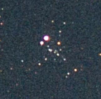 NGC 457 올빼미 성단 카시오페이아자리에 있는 작은 성단이야. 말그대로 올빼미 모양을 닮았지! 대중적이지는 않지만, '잠자리 성단'이라는 이