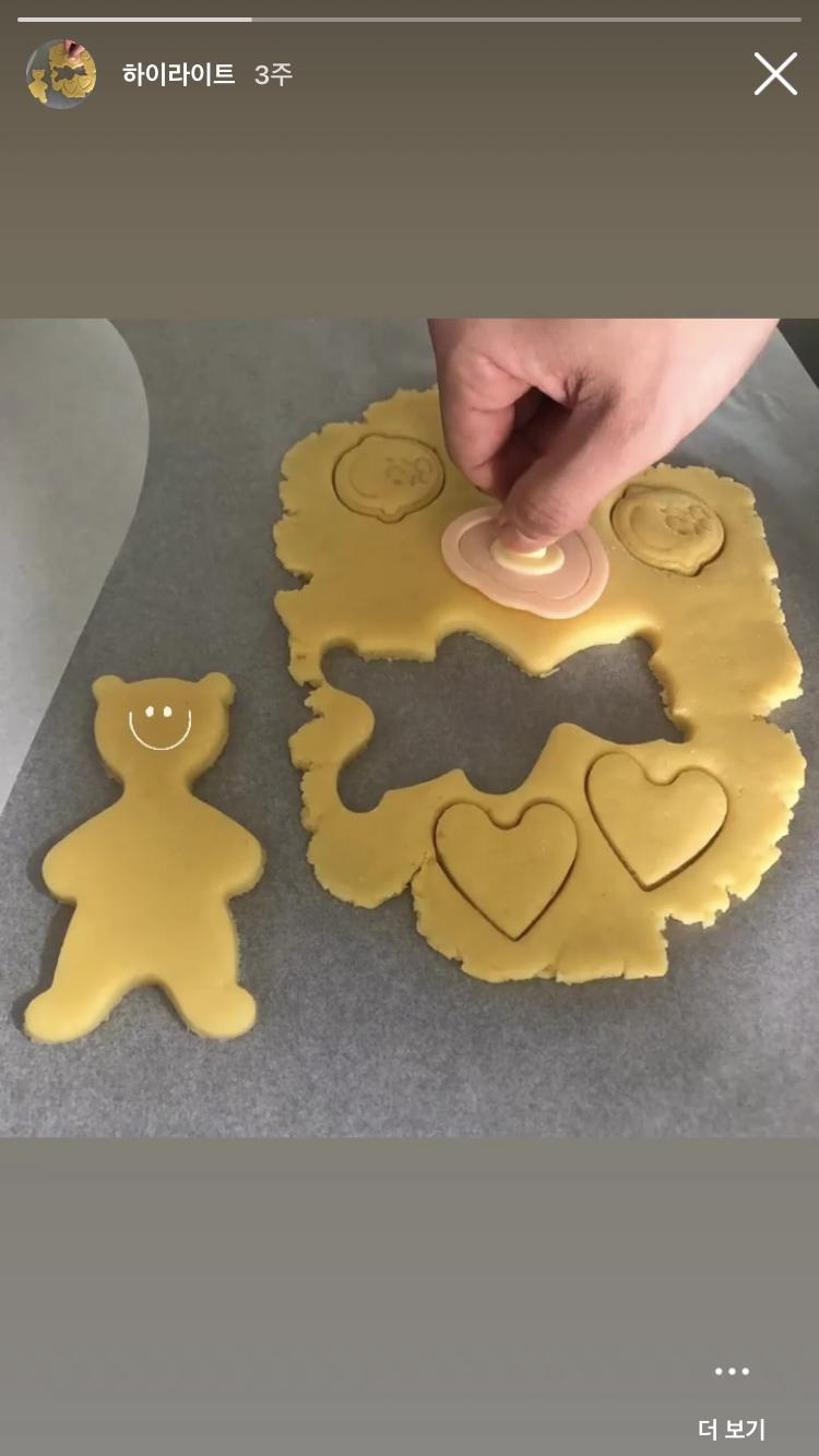 베이킹을 한 건 딱히 사진이 없네.. 예전부터 엄마가 쿠키 구워보고 싶다해서 엄마랑 같이 한 번 만들었던 거랑 손톱 꾸미고 싶어서 집에서 셀프로