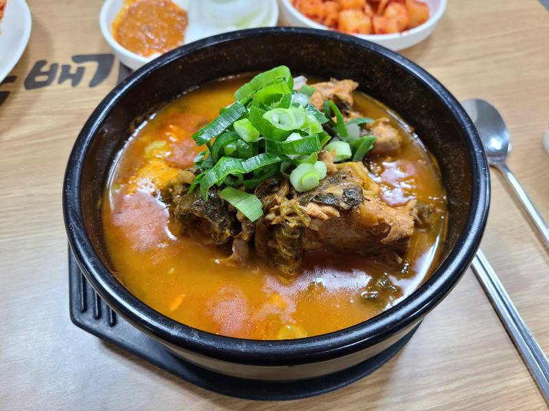 집 앞 국밥집 도착. 국밥집은 역시 깍두기지.
