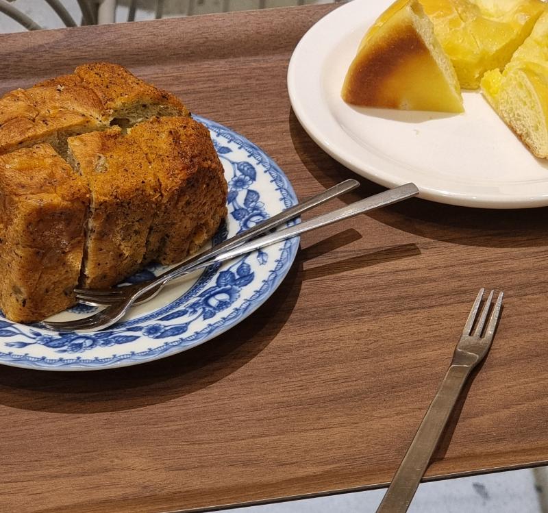아침 몸무게 : 못 재떵 오후 1시 : 급식 오후 5시 반 : 크림 국화빵 4개 오후 6시 반 : 사진 빵 한 조각씩, 패션후루츠요거트 1/2잔