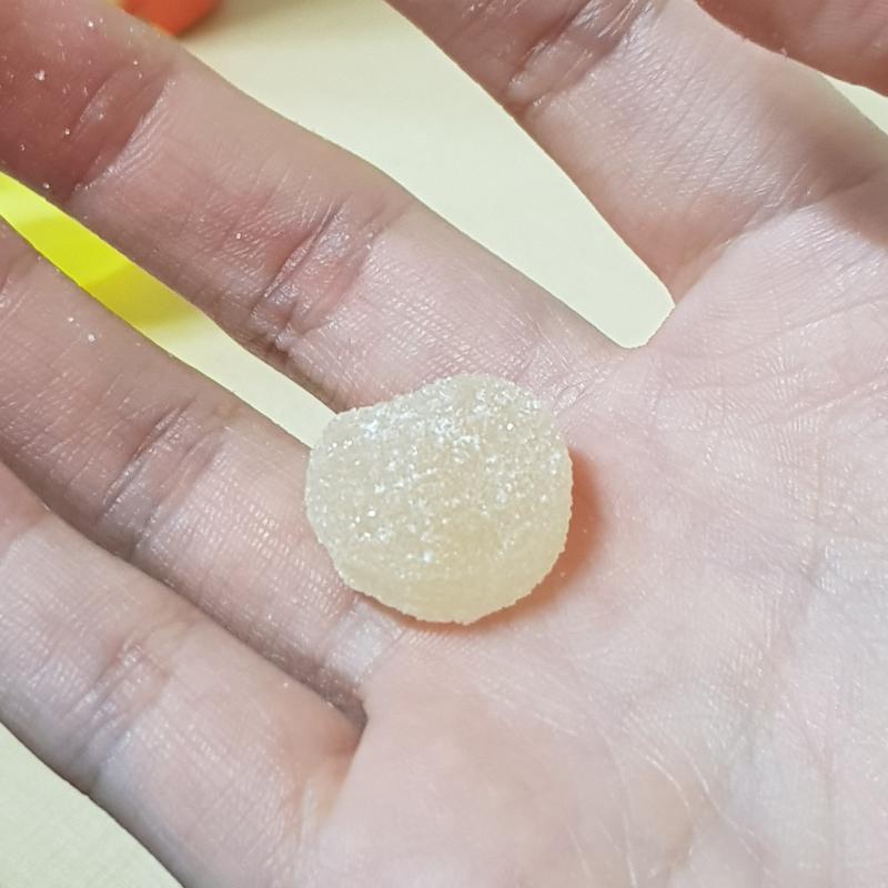 >>2 고마워 젤리 하나 줄게 떨어뜨린 거 아니고 깨끗한 거야