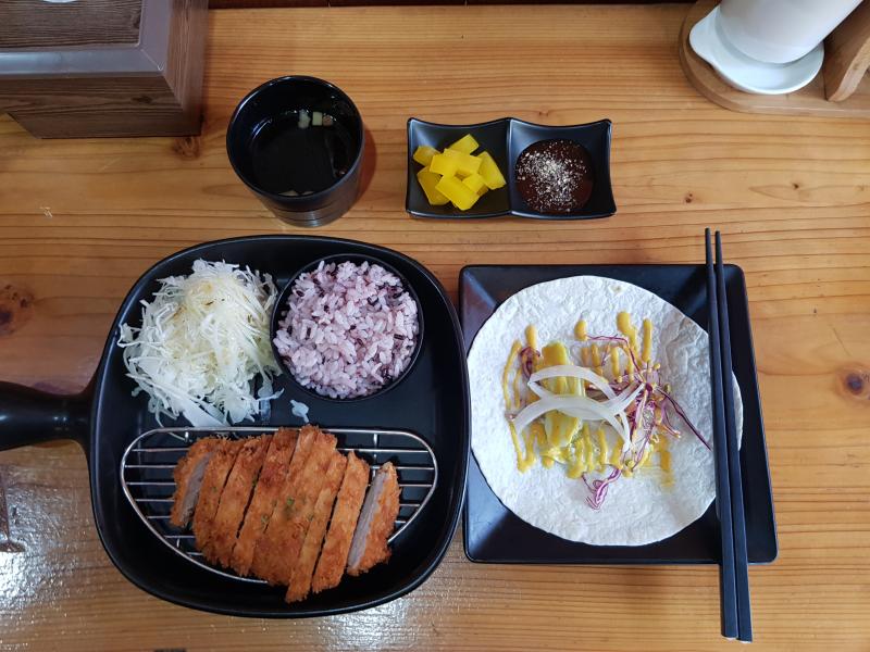 죽어도 외향이지만... 밥 먹고 쇼핑하는 건 혼자가 좋아... 눈치 볼 일 많은 건 그냥 혼자가 좋아... 대충 혼밥이 좋다는 말