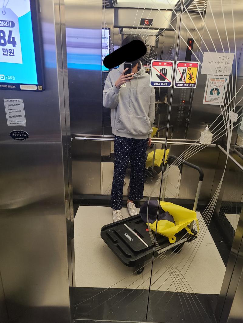 재활용 쓰레기 버리는 룩