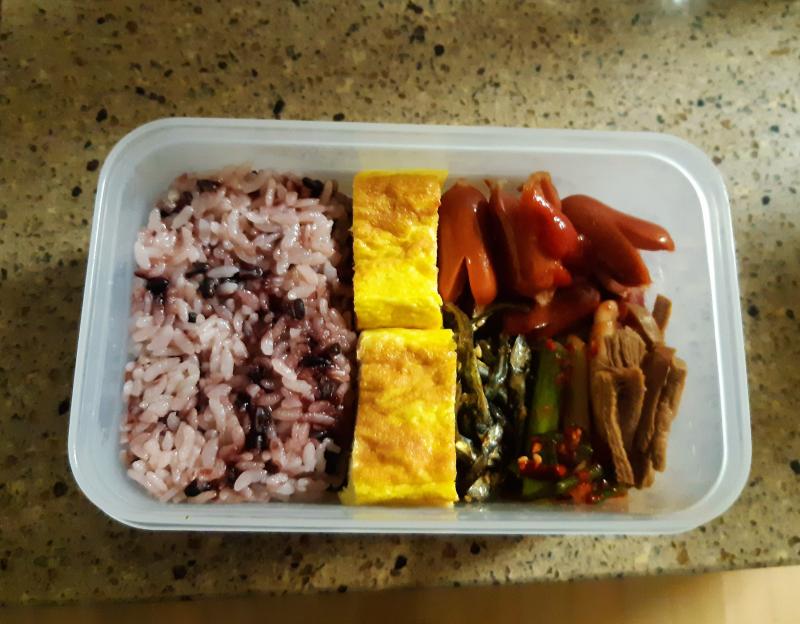 아쉽지만 작은 김밥은... 김이 너무 바삭해서 안 말리는 바람에 취소되었다 그리고 지극히 평범한 도시락이 되었따 김은 아침으로 먹음