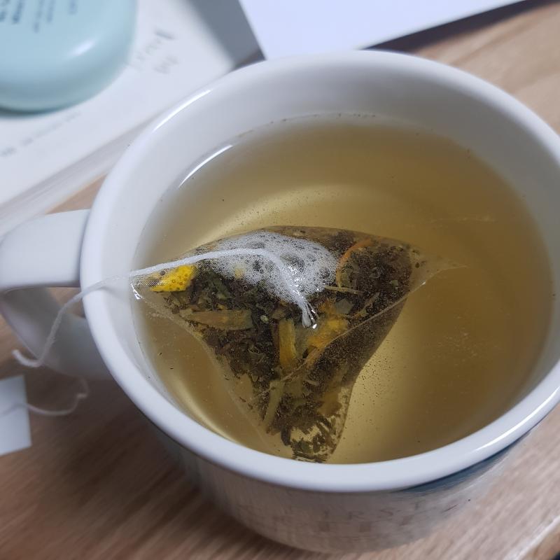 오설록 귤꽃을 담은 어쩌구 저쩌구.. 이거 내가 제일 좋아하는 학원 조교쌤한테 받은건데 진짜 오설록은 향이 최고야 딱 티백까자마자 귤꽃향이 짱이