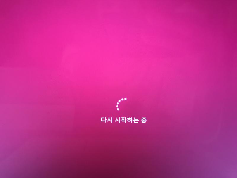 얘드라…이거 왜이러냐… lg 그램인데 1년도 안씀.. 2시간째 이러있는데 나 피피티 보내야하는데 어카냐ㅠㅠㅠ 마지막으로 끌때 업데이트 한다고 그