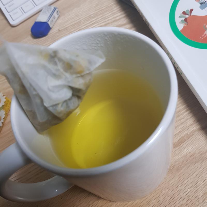 색깔은 대충 레몬차 색깔에 초록색 물감 한방울 섞인 느낌? 사진에 나오는 색깔이랑 실제 색깔이랑 거의 비슷한것같애 원래 자기 전에 마실려고 아침