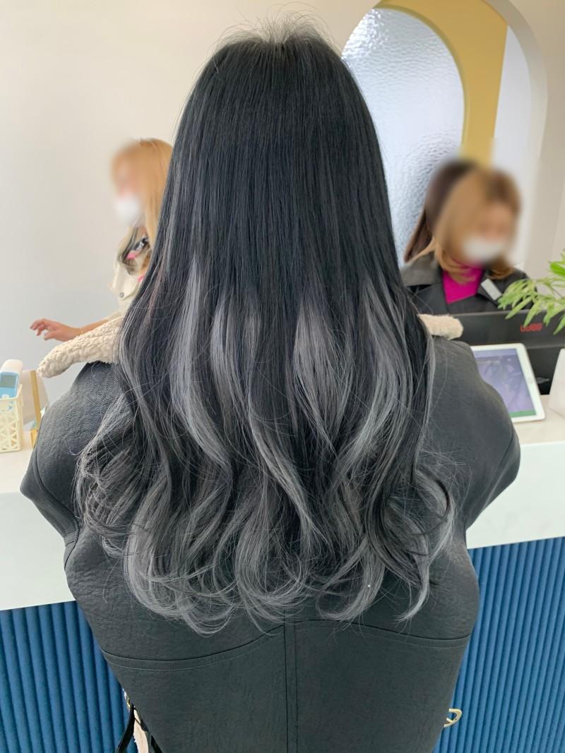 밝은 걸로 한번에서 두번 정도 머리색 밝히고 원하는 염색으로 덮을수 밖에... 할수있는건 애쉬나 어두운 보라 정도? 어두운 초록은 시금치 같아서