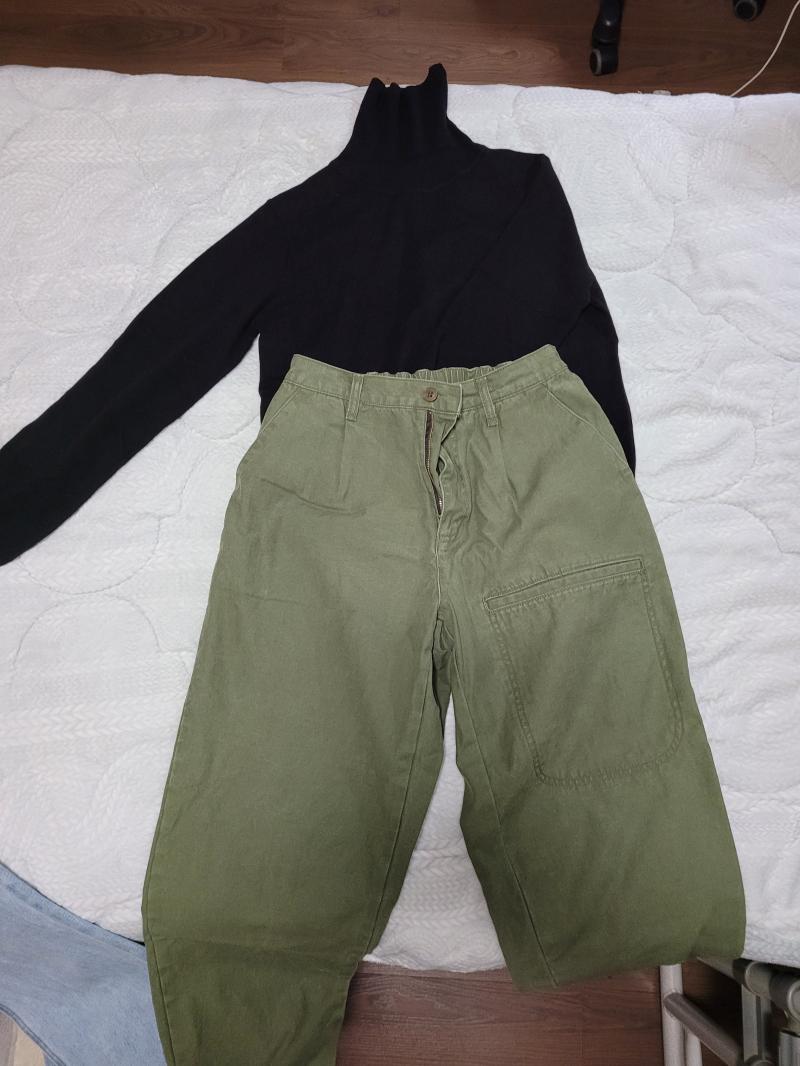 첫 번째 니트는 사진보다 좀 더 어두운 밤색이야 두 번째는 그냥 남은 거 매치한 거... 세 번째는 바지를 못 고르겠어ㅠ