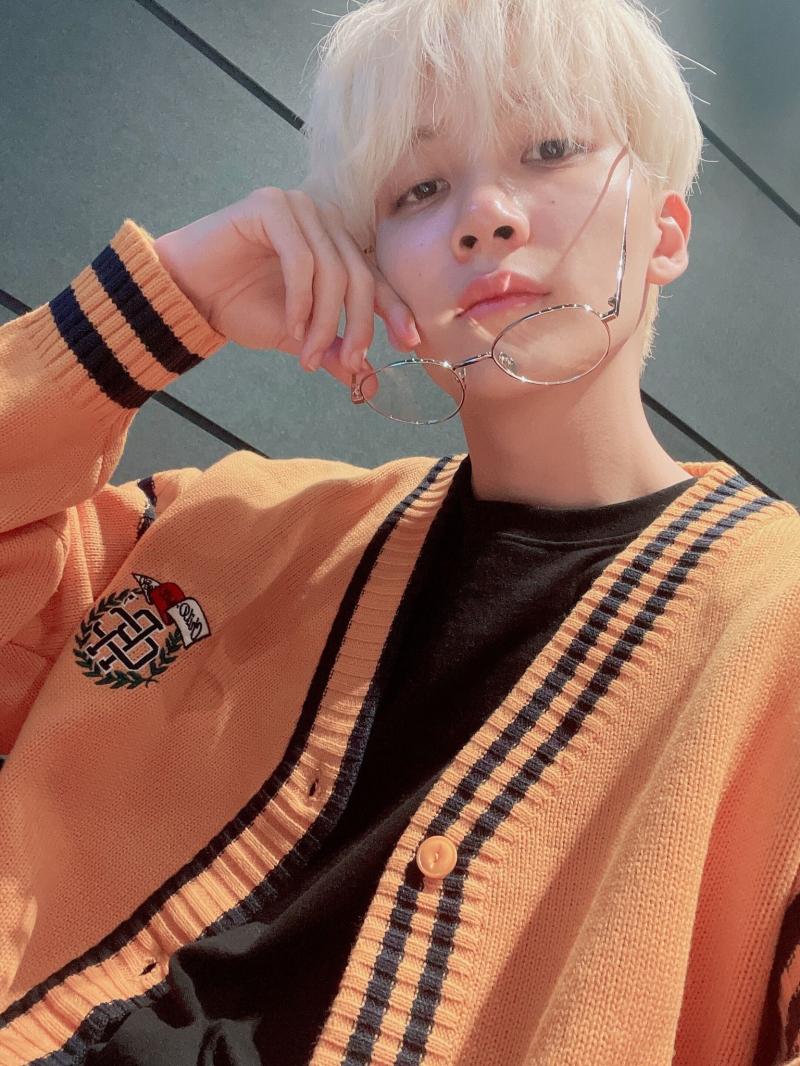 레주가존나빡쳐서화를빡빡내고있으면 깜찍아기리얼자몽천사정한이가 개인기 ❤안경셀카❤ 올리기를 해준다