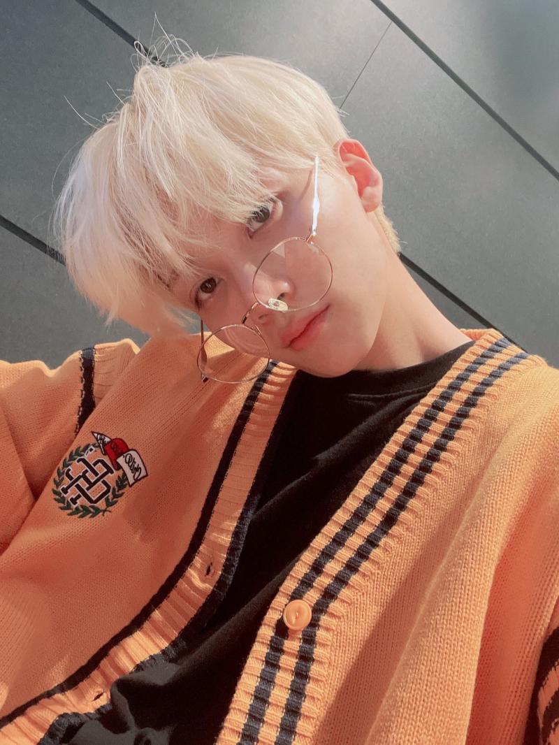 레주가존나빡쳐서화를빡빡내고있으면 깜찍아기리얼자몽천사정한이가 개인기 ❤안경셀카❤ 올리기를 해준다