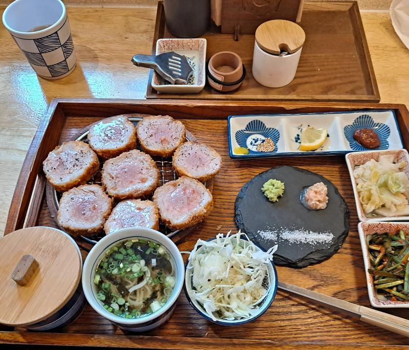 기분 좋아진 이유를 하나 더 말하자면 경양카츠를 먹었음 히레카츠 시켜먹었는데 프리미엄 돈카츠를 먹어본 게 처음이라서 그렇겠지만 지금까지 내 위장