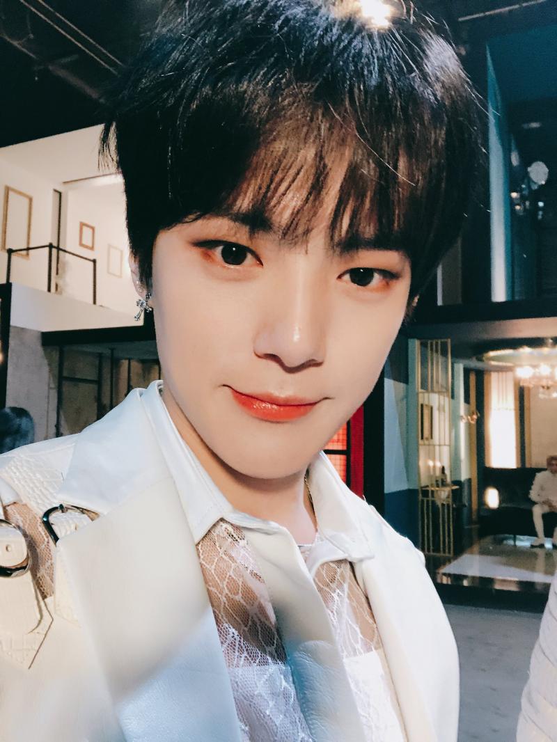 으흐흐 어제 주헌이가~ 올려준 민혁이 엘게때 사진 너어어무좋아ㅠㅠ진짜 어제새벽에 계속 너무잘생겨서ㅠㅠㅠ 하..우리효자아기꿀떡주허니허니ㅠㅠㅠ 울꿀