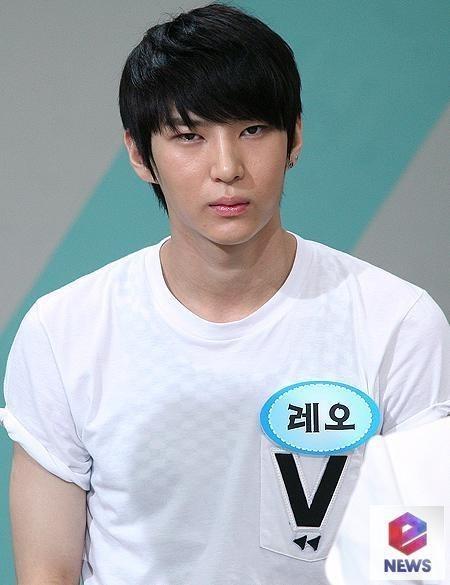 짝남 빅스 레오 닮음. 갑자기 생각났어. 빅스 레오 팬들이 있다면... 죄송합니다 특히 이 사진이랑 머리가 진짜진짜 똑같아. 물론 얼굴이나 피지