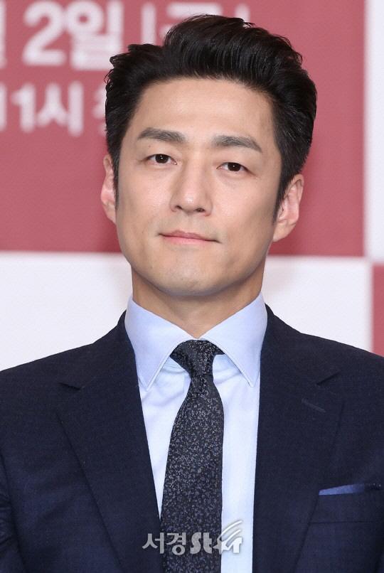 아니... 닮았나? 준나 어이없네 20대 여성에게 지진희라니... 근데 살짝 은은한 표정이 닮은 것 같기도 하고....