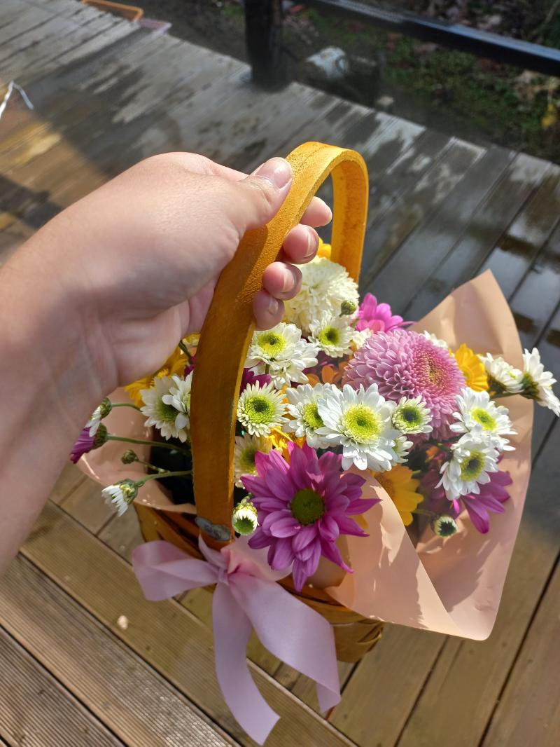 어제 도덕 시간에 꽃꽃이 한 거 원래 국화? 그거 5개 꽂으라고 했는데 아무래도 밸런스가 무너지는 느낌이고 그냥 싫어서 3개만...