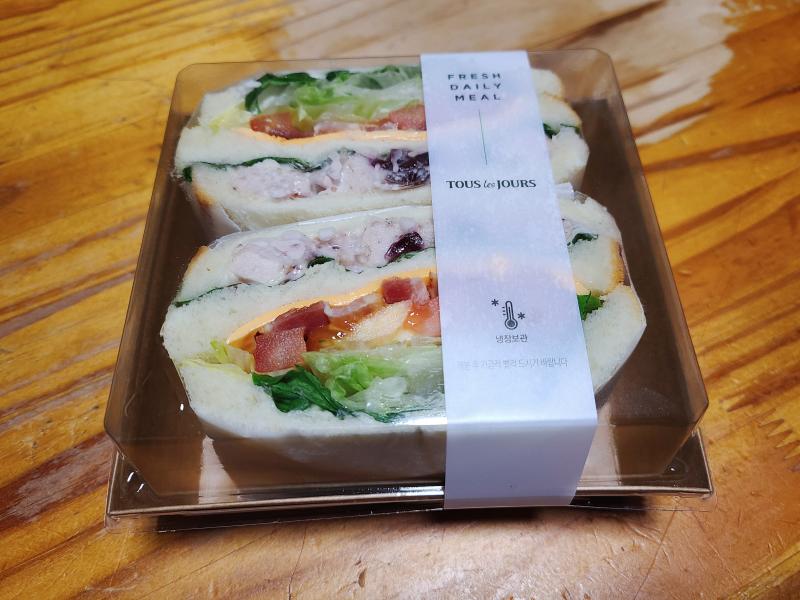 >>330 동생이 달라고 해서 주고 크랜베리 치킨 샌드위치 먹는중.