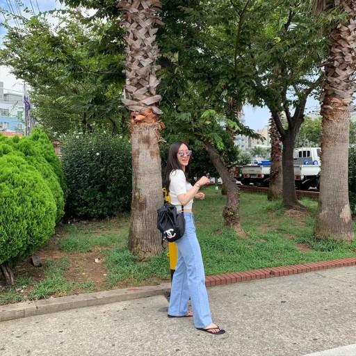 저런거 약간 블랙으로 하이웨스트처럼 올라오는 와이드나 부츠컷에 스니커즈 신어도 예쁘던데! 대신 그렇게 입을땐 가방을 좀 캐주얼한걸로! 디스코백이