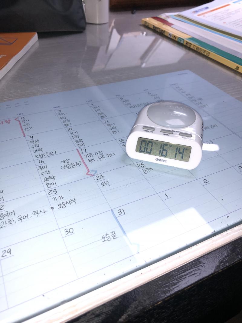 Oh늘의 공부시간. 하핫. 뻘쭘. 그리고 영어 문제집을 한쪽 반 풀었지! 그리고 채점도 안했다?? 나 대단하지?? 이래뵈도 기말 D-27이라고?