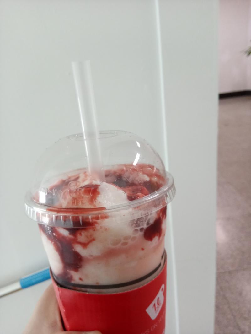 ▶ THE LITER 딸기 요거스(L) 4500 ★★★☆☆ 무난한 맛. 씹히는 딸기 과육이 맛없음. 마치 아기가 딸기 씹다 뱉은 맛임. 딸기가
