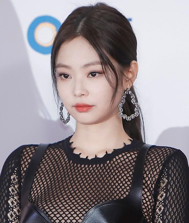 >>81 내 그림체가 실사체가 아니라 기대하던 거랑 많이 다를수도 있겠다...! 제니 그 특유의 고급진 분위기를 살려볼려고 했는데 잘 됐는지 모