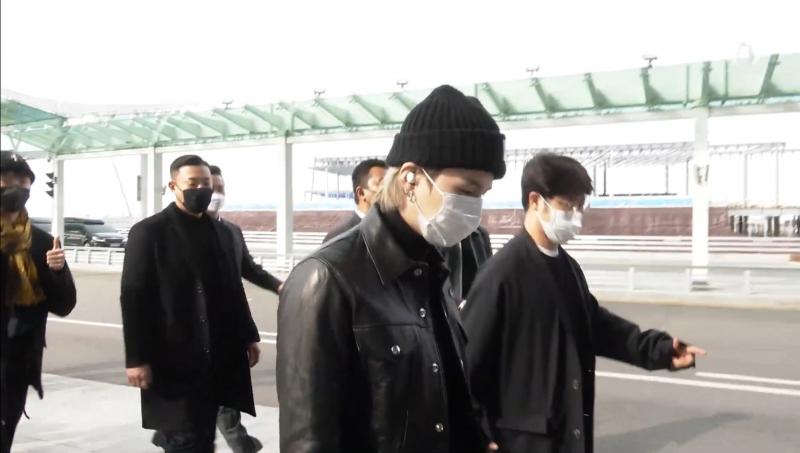 출국하는 민윤긔 봐라; 두 번 봐라; 엘에이 잘갓다와ㅠㅠㅠㅠㅠ 애기들아 ㅠㅠㅠㅠㅠㅠㅠ 첫콘중계 안 해주는 회사는 걍 죽고... 너네는 멋지게 잘