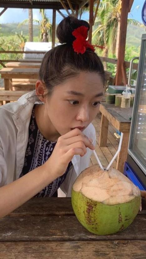 67일차 코코넛 먹는 설현