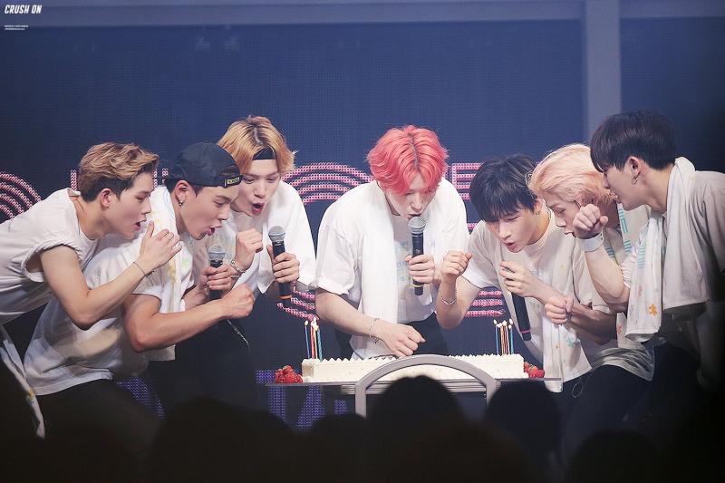 가기전에.. ◠‿◠ 이남자들에게 많은 관심 부탁행.. 옆에잇는 원호에게두..🥺 얘 노래 진짜 잘써...😢 다 착하고 좋은애들이야.. 항상 내가