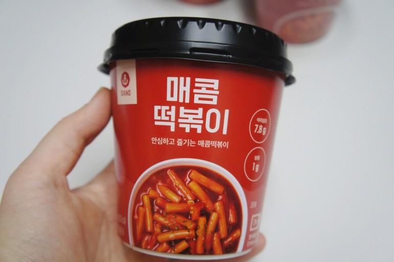다노 매콤떡볶이에 크림소스랑 소시지 추가해서 로제떡볶이 비슷하게 만들어서 먹었음.
