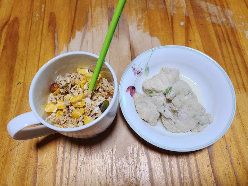 점심은 플레인요거트+그래놀라, 닭가슴살 고추맛 100g