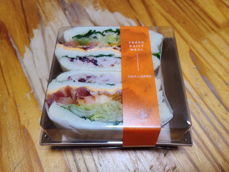 저녁은 크랜베리 치킨 샌드위치.