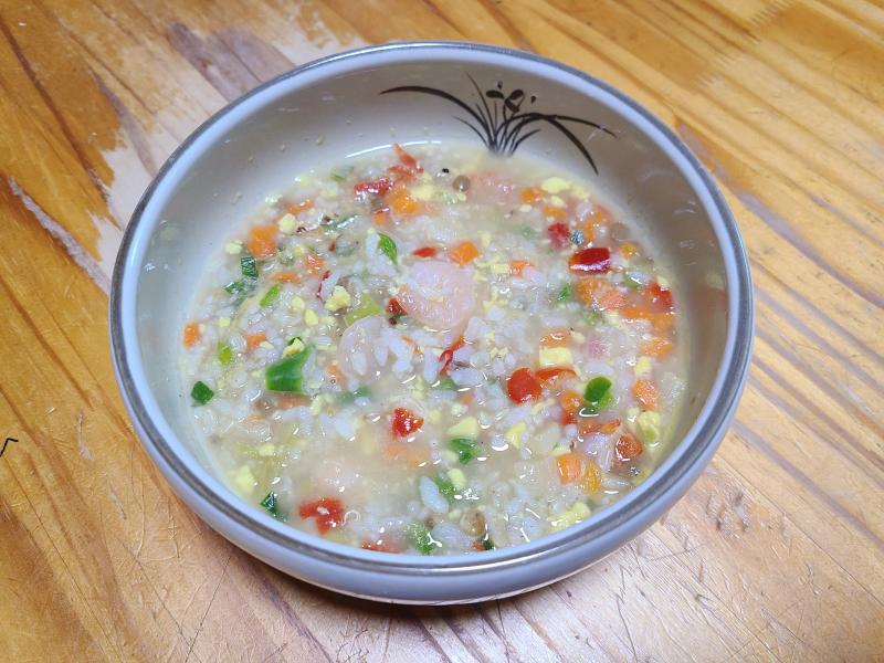 아직도 배가 난리여서 점심은 새우 계란 곤약죽.