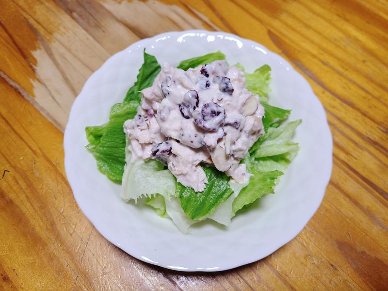 저녁은 크랜베리 치킨 샐러드.