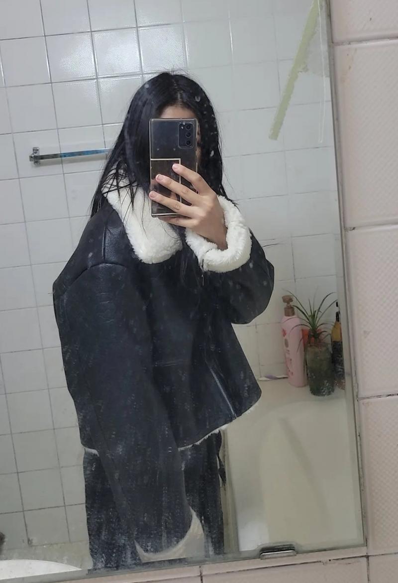 이렇게 뒤에가 좀 어벙하게 남음... 원래 무스탕이 다 이런지 모르겟움 그리고 거울 더러움 좀 많이 그럼 심각한 거 같기도 해... >>4 >>