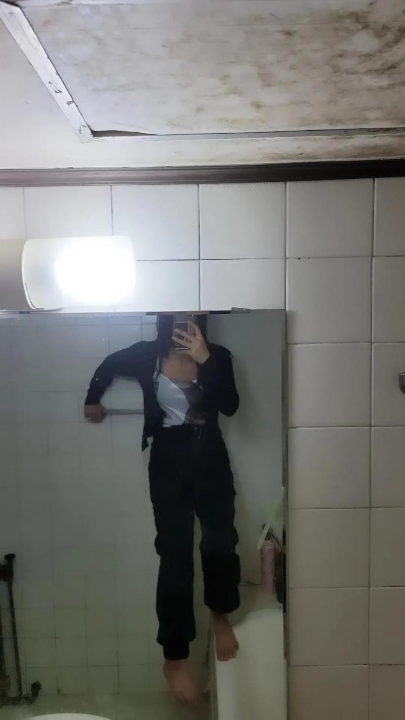 입기 전 / 전신 거울 깨져서 닦지도 않은 화장실 거울에 몸 꾸겨 넣어볼게 ㅇㅇ