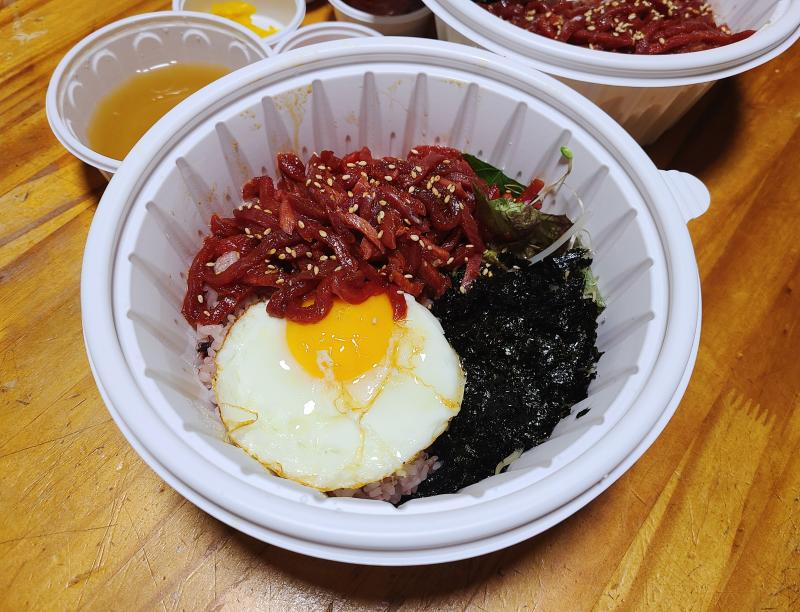 저녁은 육회비빔밥.