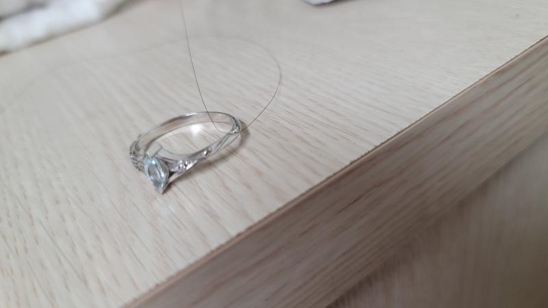 >>90 이건 점에 쓴 반지. 내가 가진 반지들 중에서도 되게 아끼는 거야!! 실버에 로듐(백금) 도금이고 마퀴즈 컷 스카이블루 토파즈가 박혀 