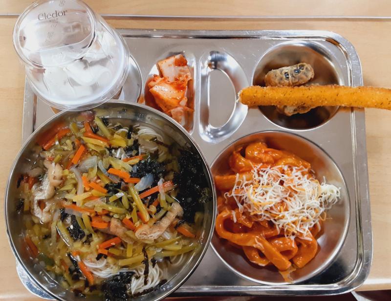 또 오랜만이네 사진 찍는 걸 자꾸 깜빡한다... 오늘 내 생일인데 맛있는 거 나와서 좋았어!! 잔치국수에 로제 떡볶이에 치즈 스틱과 김말이와 아