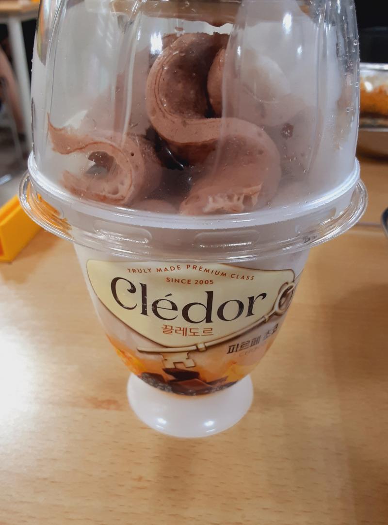 또 오랜만이네 사진 찍는 걸 자꾸 깜빡한다... 오늘 내 생일인데 맛있는 거 나와서 좋았어!! 잔치국수에 로제 떡볶이에 치즈 스틱과 김말이와 아