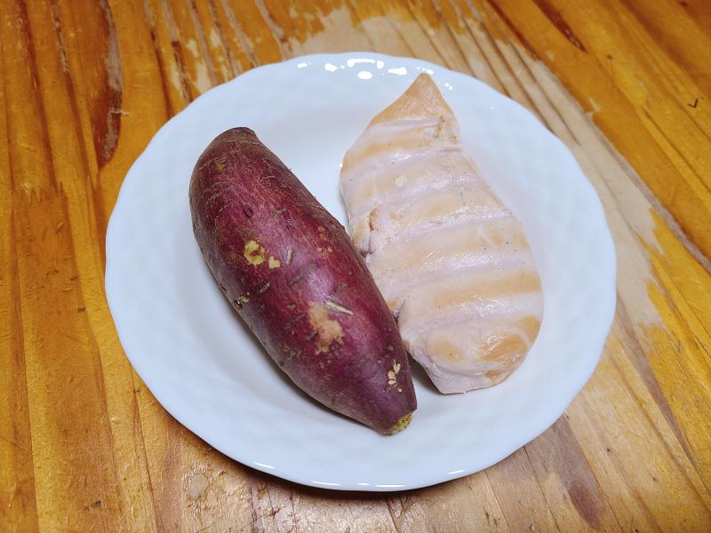 저녁은 닭가슴살 100g, 고구마 1개.