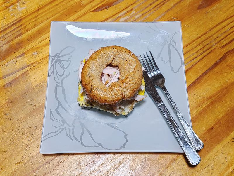 점심은 과카몰리 베이글 샌드위치.