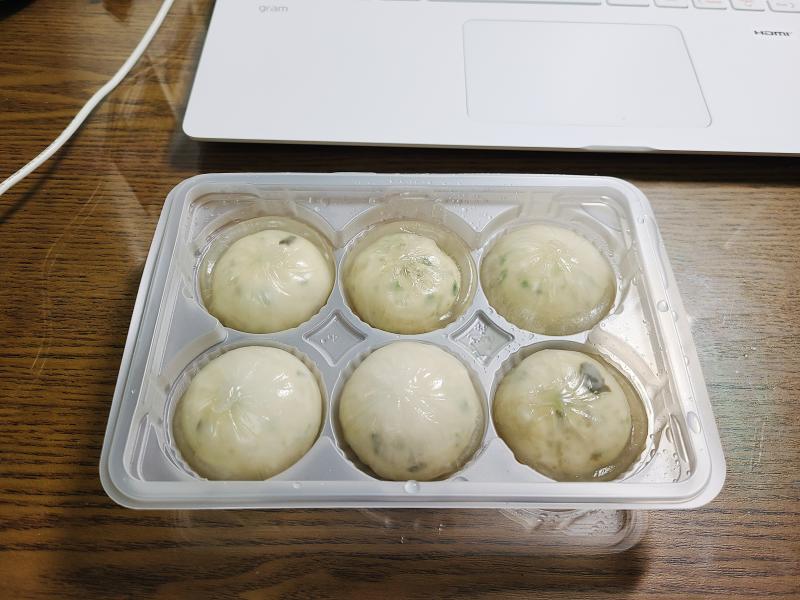 야식으로 감자칩 한 줌이랑 닭가슴살 만두 먹음.