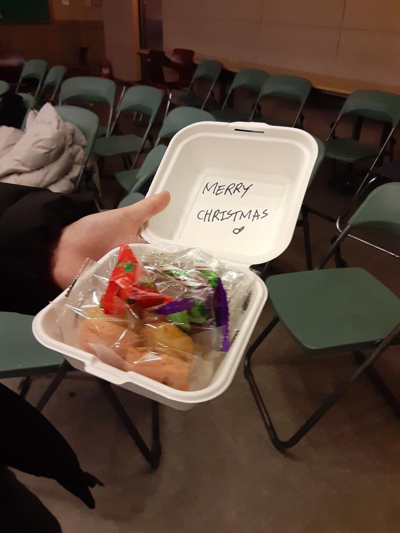 크리스마스 이브라고 학교 음악실도 꾸며놓음 간식도 받고 너무 신난다 물론 솔크지만 난 좋아~~