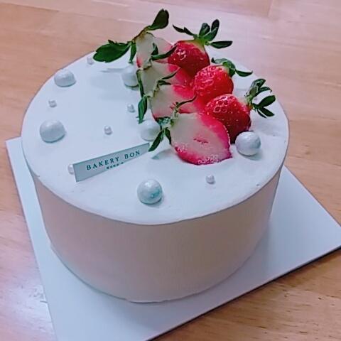 오늘 먹은 딸기생크림케이크! 단골 베이커리에서 주문 제작함 비록 딱 한 입 먹고 물리긴 했지만(식성에 안 맞아서) 맛있었당 동물성 생크림은 처음