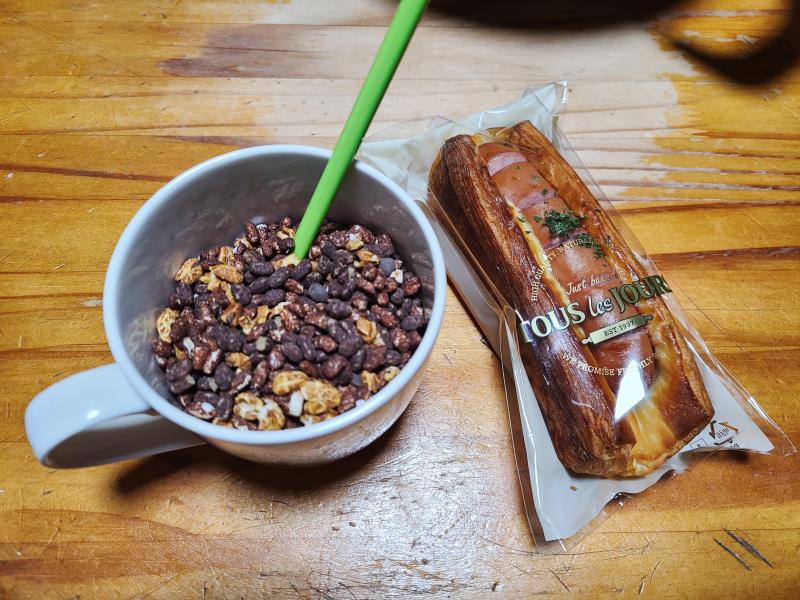 저녁은 소시지빵, 요거트+그래놀라