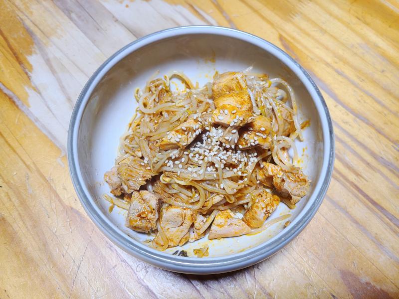 저녁은 매운 닭고기 덮밥.