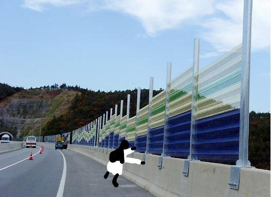 별거는 아니고 그냥 차타고 고속도로 달리고 있었어 나는 뒷자석에 타있었는데 그냥 아무 생각없이 창문을 봤거든 근데 고속도로 벽같은곳에 어떤 여자
