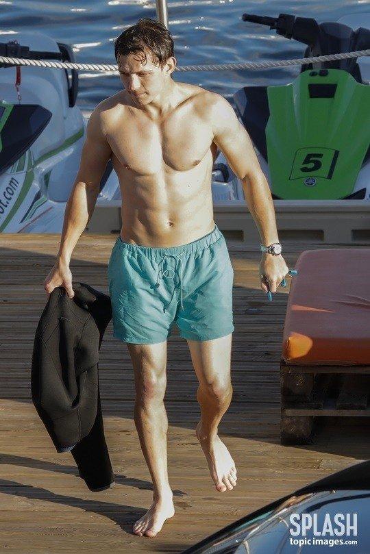 키가 작아서 그렇지 비율은 좋아서 이 사진만 봐도 175는 훨씬 넘어보임