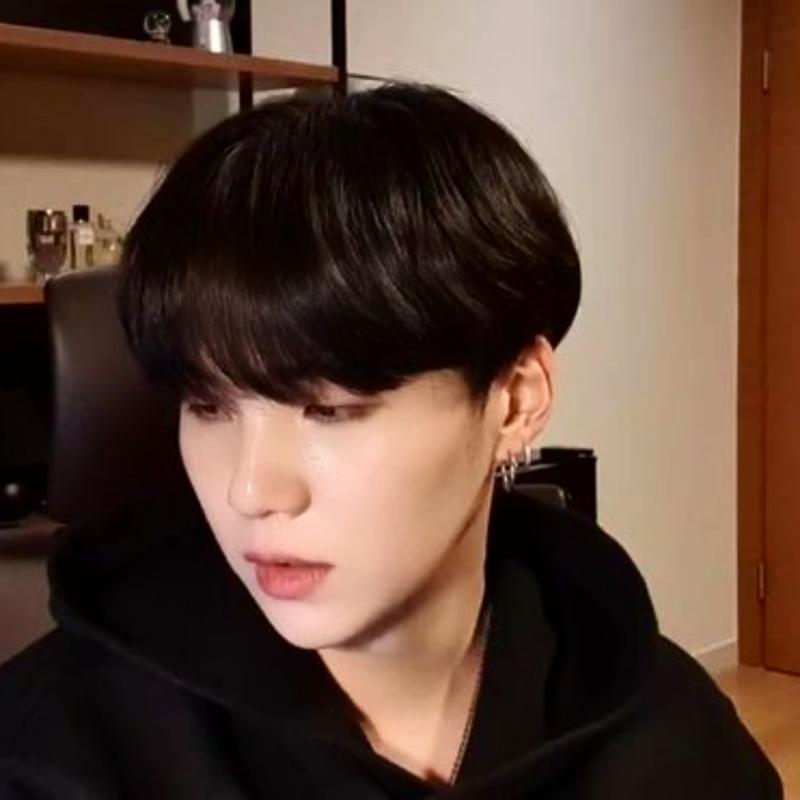 민윤기는 흑이나 백이나 다 잘 어울리는 게 어이없음