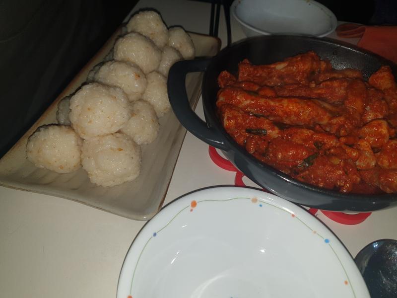 흠 닭발 먹었당! 내일이 졸업식인데..ㅋㅋㅋㅋㅋㅋ 괜찮아, 후회 없는 최고의 선택! 다만 닭발은 맛이 없었당.. 그래도 곁들여 먹을려고 만든 주